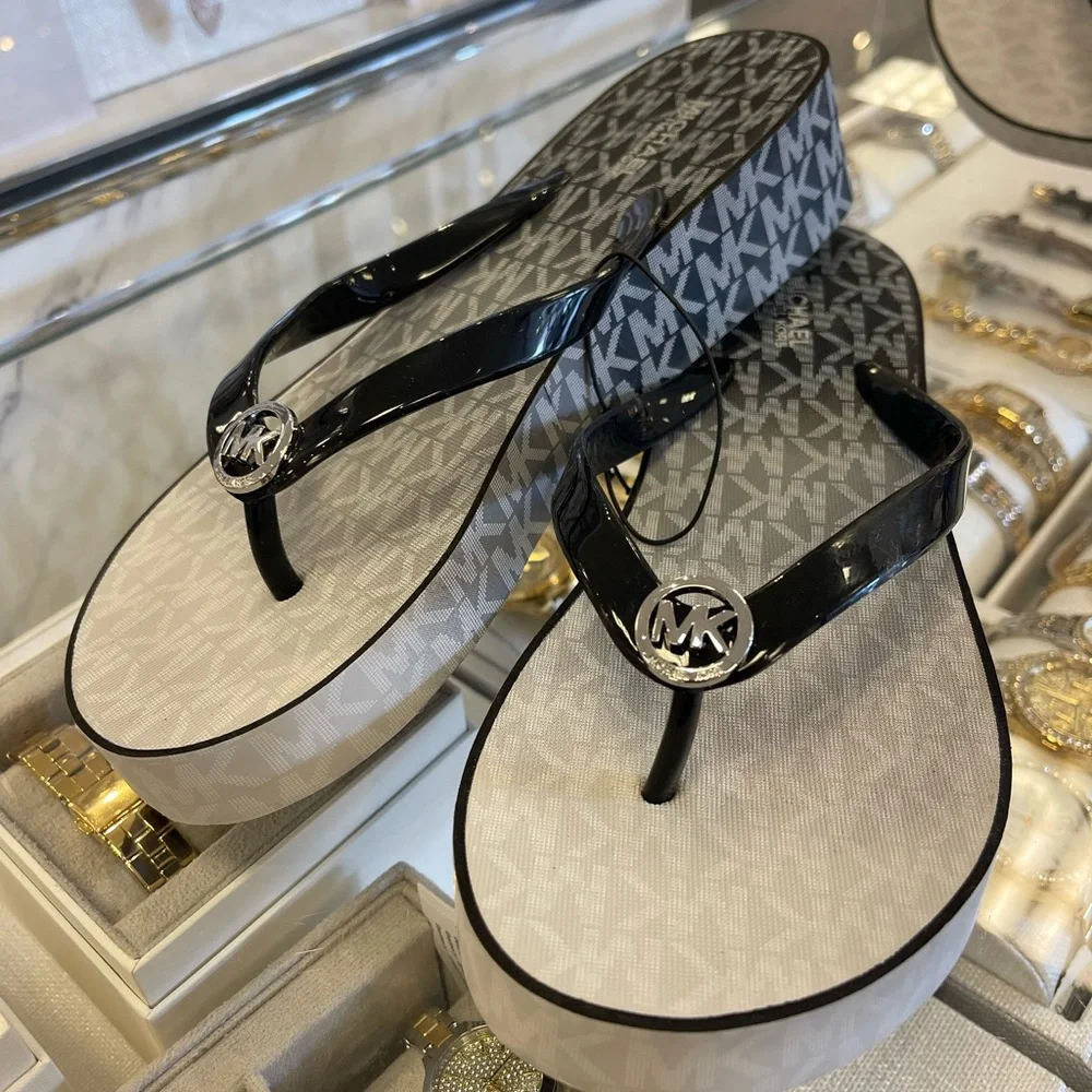 Michael Kors BEDFORD FLIP FLOP
PVC/OMBRE MK SIG
49R6BDFA1Q
Black 
NWT
Platforms - Picture 15 of 16